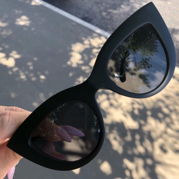Matte black cat eye sunglasses - Picture 4 of 5